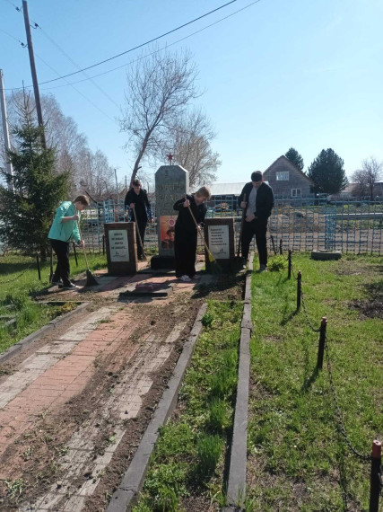 25.04. уборка памятника Ильича. 25.04. уборка памятника Ильича.